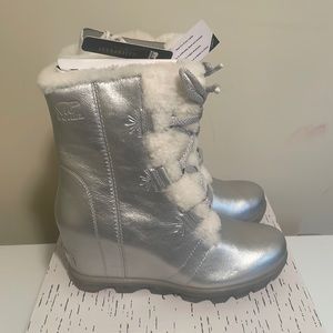 Silver Sorel Disney (Frozen) wedges 9.5